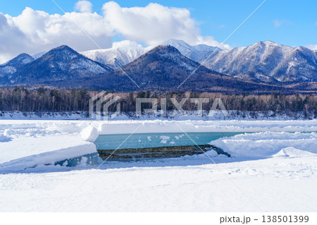 雪に埋もれたタウシュベツ川橋梁 北海道十勝の旧国鉄遺構 雪に埋もれたタウシュベツ川橋梁 北海道十勝の旧国鉄遺構 138501399