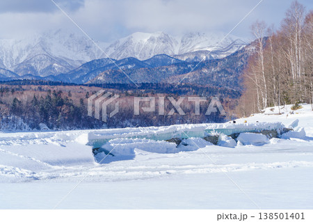 雪に埋もれたタウシュベツ川橋梁 北海道十勝の旧国鉄遺構 雪に埋もれたタウシュベツ川橋梁 北海道十勝の旧国鉄遺構 138501401