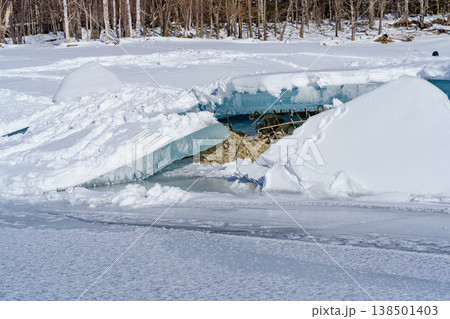 雪に埋もれたタウシュベツ川橋梁 北海道十勝の旧国鉄遺構 138501403