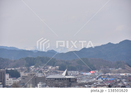 日本の岐阜県 高山市中心部の美しい町並みと周辺の山々 新旧の住宅と高層ビル 城山公園から見た眺め 日本の岐阜県 高山市中心部の美しい町並みと周辺の山々 新旧の住宅と高層ビル 城山公園から見た眺め 138501620