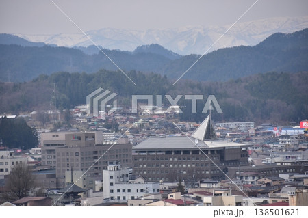 日本の岐阜県 高山市中心部の美しい町並みと周辺の山々 新旧の住宅と高層ビル 城山公園から見た眺め 日本の岐阜県 高山市中心部の美しい町並みと周辺の山々 新旧の住宅と高層ビル 城山公園から見た眺め 138501621