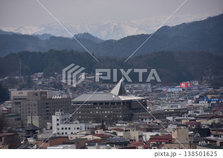 日本の岐阜県 高山市中心部の美しい町並みと周辺の山々 新旧の住宅と高層ビル 城山公園から見た眺め 日本の岐阜県 高山市中心部の美しい町並みと周辺の山々 新旧の住宅と高層ビル 城山公園から見た眺め 138501625