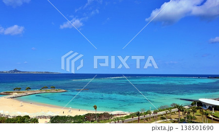 夏、沖縄の青空とエメラルドの海を望む絶景 夏、沖縄の青空とエメラルドの海を望む絶景 138501690