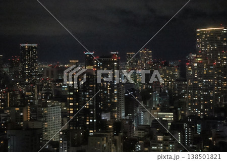 ネオンの光る高層ビルのビル群の都会の夜景の風景 138501821