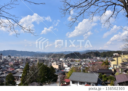 日本の岐阜県 高山市の美しい町並みと周辺の山々 春の蕾状態の桜と新旧の住宅 城山公園から見た眺め 日本の岐阜県 高山市の美しい町並みと周辺の山々 春の蕾状態の桜と新旧の住宅 城山公園から見た眺め 138502303