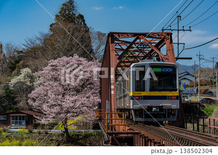 青空と桜と鉄道　春の日本の風景 138502304