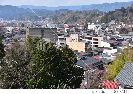 日本の岐阜県 高山市の美しい町並みと周辺の山々 春の蕾状態の桜と新旧の住宅 城山公園から見た眺め 日本の岐阜県 高山市の美しい町並みと周辺の山々 春の蕾状態の桜と新旧の住宅 城山公園から見た眺め 138502310