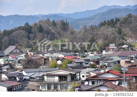 日本の岐阜県 高山市の美しい町並みと周辺の山々 春の蕾状態の桜と新旧の住宅 城山公園から見た眺め 日本の岐阜県 高山市の美しい町並みと周辺の山々 春の蕾状態の桜と新旧の住宅 城山公園から見た眺め 138502322