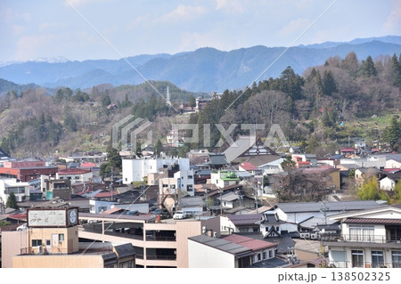 日本の岐阜県 高山市の美しい町並みと周辺の山々 春の蕾状態の桜と新旧の住宅 城山公園から見た眺め 日本の岐阜県 高山市の美しい町並みと周辺の山々 春の蕾状態の桜と新旧の住宅 城山公園から見た眺め 138502325