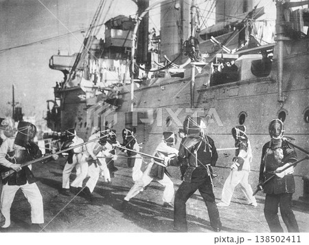 古写真　1937年12月　日中戦争中　軍艦・出雲にて剣道の訓練をする日本陸軍 138502411