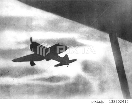 古写真 1937年12月9日 日中戦争中 南昌空戦から片翼で帰還する日本軍の戦闘機 古写真 1937年12月9日 日中戦争中 南昌空戦から片翼で帰還する日本軍の戦闘機 138502413