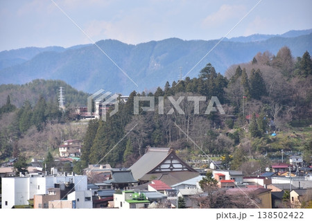 日本の岐阜県 高山市の美しい町並みと周辺の山々 春の蕾状態の桜と新旧の住宅 城山公園から見た眺め 日本の岐阜県 高山市の美しい町並みと周辺の山々 春の蕾状態の桜と新旧の住宅 城山公園から見た眺め 138502422