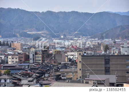 日本の岐阜県 高山市中心部の美しい町並みと周辺の山々 新旧の住宅と高層ビル 城山公園から見た眺め 日本の岐阜県 高山市中心部の美しい町並みと周辺の山々 新旧の住宅と高層ビル 城山公園から見た眺め 138502455