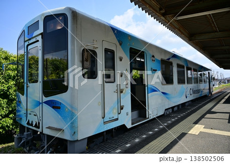 掛川市役所前駅に停車中のラッピング列車 138502506