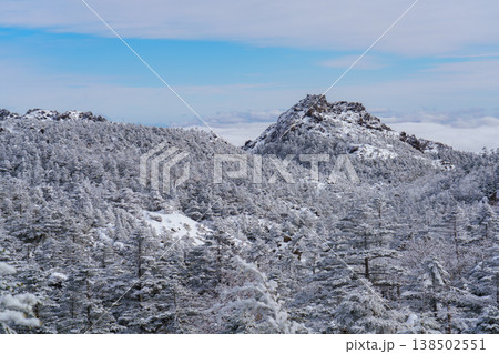 長野 北横岳の冬の登山風景 雪に覆われた山岳景観 138502551