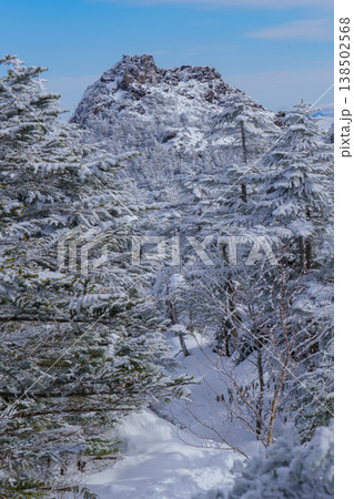 長野 北横岳の冬山登山 雪に包まれた八ヶ岳の景色 138502568