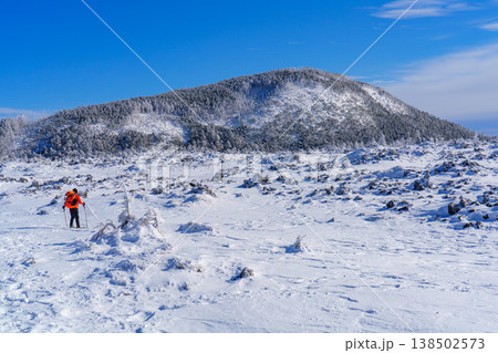 長野 北横岳の冬山登山 雪に包まれた八ヶ岳の景色 138502573