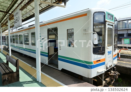 掛川駅（かけがわえき）天竜浜名湖鉄道に停車中の2100形 138502624