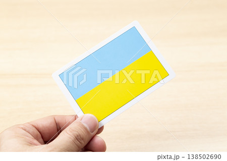 ウクライナの国旗カードを持つ手 ウクライナの国旗カードを持つ手 138502690