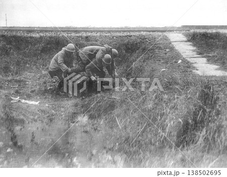古写真　1937年11月　日中戦争中　無錫戦線で負傷兵を運ぶ日本陸軍 138502695