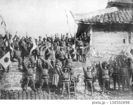 古写真　1937年12月2日　日中戦争中　無錫の江陰城に入城する日本陸軍 138502698