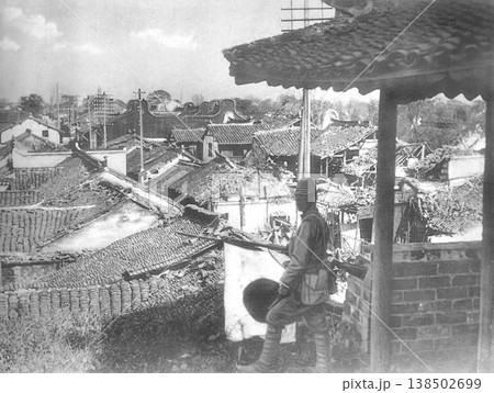 古写真　1937年11月13日　日中戦争中　上海の嘉定城陥落後、西門上に立つ日本陸軍の場内警備兵 138502699