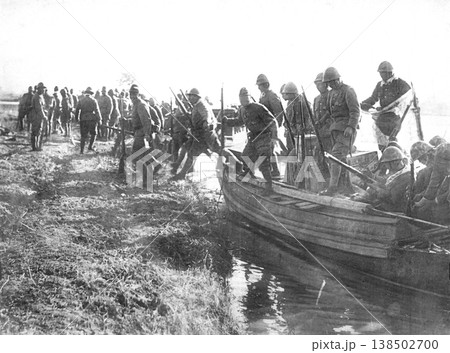 古写真　1937年12月　日中戦争中　江蘇省・宜興の太湖を舟で渡る日本陸軍 138502700