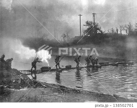 古写真 1937年11月11日 日中戦争中 上海の南市で敵前渡河をする日本陸軍 古写真 1937年11月11日 日中戦争中 上海の南市で敵前渡河をする日本陸軍 138502701