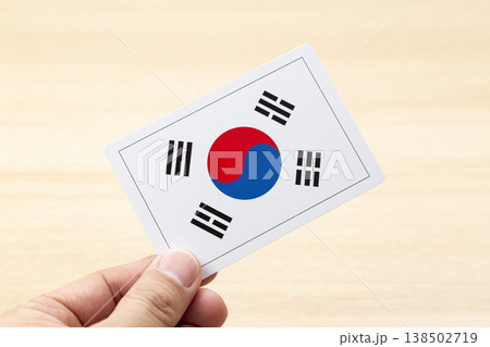 韓国の国旗カードを持つ手 138502719