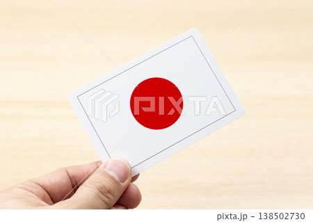 日本の国旗カードを持つ手 日本の国旗カードを持つ手 138502730