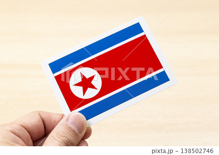 北朝鮮の国旗カードを持つ手 北朝鮮の国旗カードを持つ手 138502746