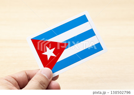 キューバの国旗カードを持つ手 キューバの国旗カードを持つ手 138502796