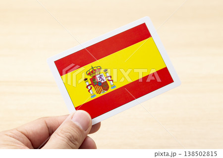 スペインの国旗カードを持つ手 スペインの国旗カードを持つ手 138502815