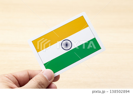 インドの国旗カードを持つ手 インドの国旗カードを持つ手 138502894