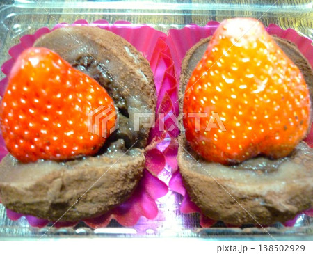 デザートにぴったりの生チョコいちご大福 デザートにぴったりの生チョコいちご大福 138502929