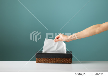ティッシュを持つ手 138502948