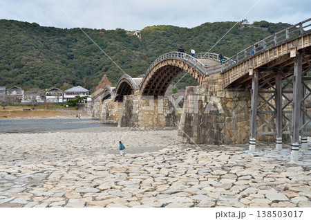 日本を代表する木造橋　錦帯橋 138503017