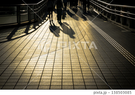渋谷駅前を歩く若いカップルの影の写真 138503085