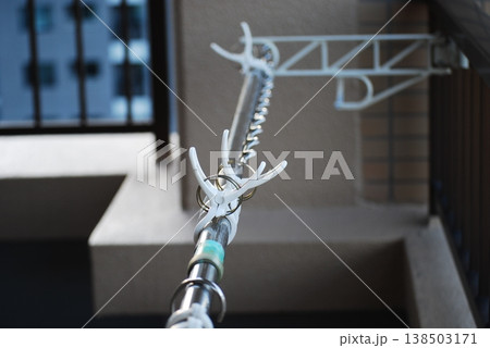 マンションのベランダに設置された物干し台 138503171