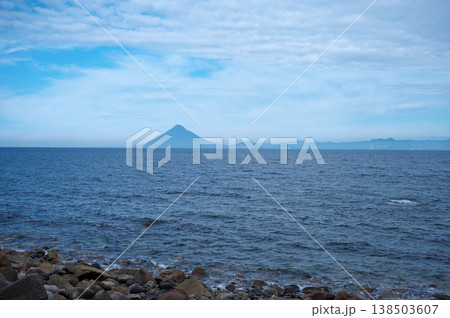 大隅半島から望む開聞岳 138503607
