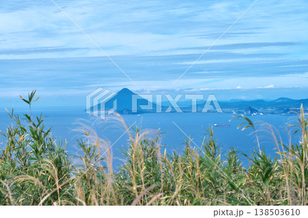 大隅半島から望む開聞岳 138503610