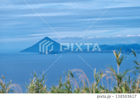 大隅半島から望む開聞岳 138503617