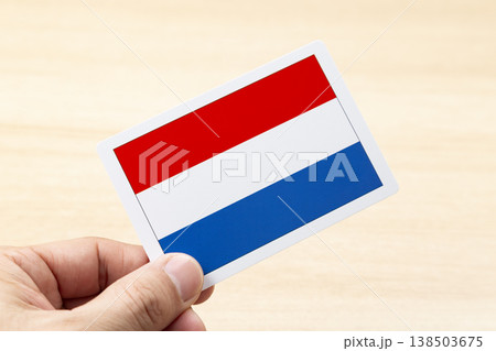 オランダの国旗カードを持つ手 オランダの国旗カードを持つ手 138503675