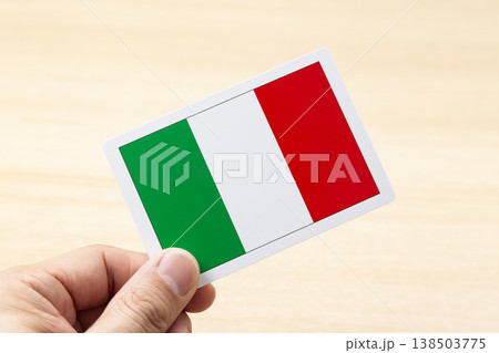 イタリアの国旗カードを持つ手 イタリアの国旗カードを持つ手 138503775
