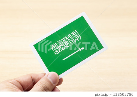 サウジアラビアの国旗カードを持つ手 138503786