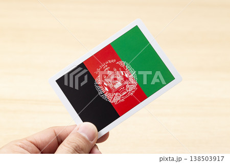 アフガニスタンの国旗カードを持つ手 アフガニスタンの国旗カードを持つ手 138503917
