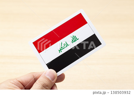 イラクの国旗カードを持つ手 イラクの国旗カードを持つ手 138503932