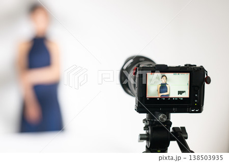 女性の撮影風景 138503935