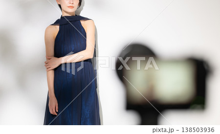 女性の撮影風景 138503936