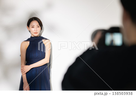 女性の撮影風景 女性の撮影風景 138503938